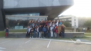 Foto de grupo en la entrada del CaixaForum