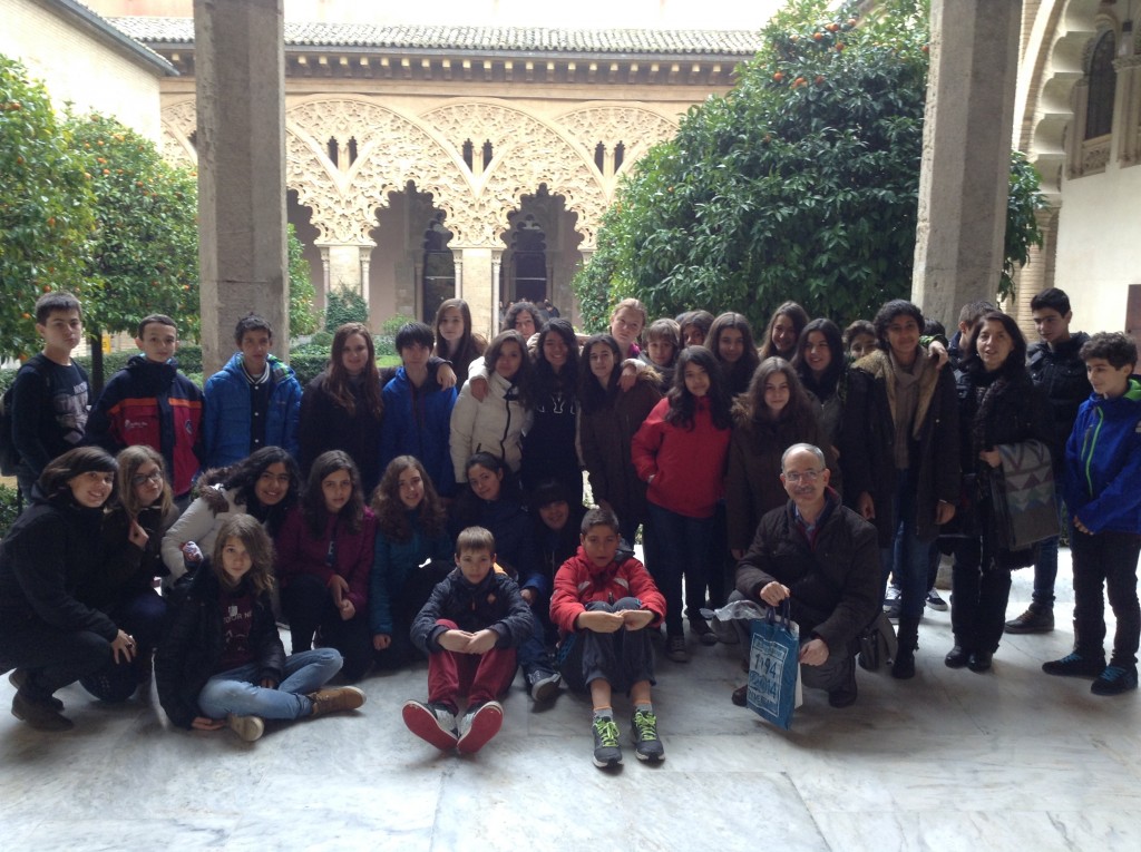 Alumnos y profesores en el Patio de los Naranjos de la Aljafería.