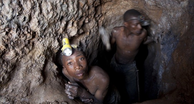 Niños extrayendo Coltán para el negocio de los móviles