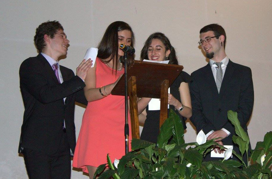 Leland, Keila, Sara y Andrés, en representación de todo el alumnado de 2º de bachillerato