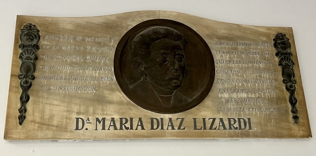 Placa homenaje a María Díaz Lizardi en el aula 109.