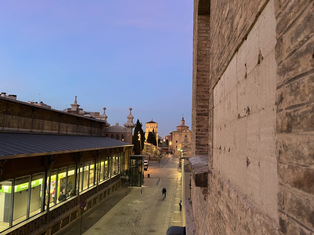 Hueco que ocupaba la placa de cerámica del Grupo Escolar María Díaz Lizardi.