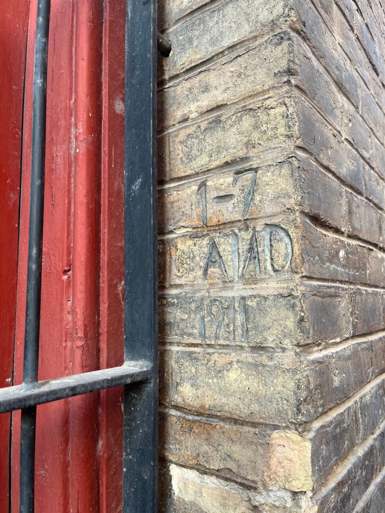 Inscripción a mano en ladrillo 1-7 AÑO 1911