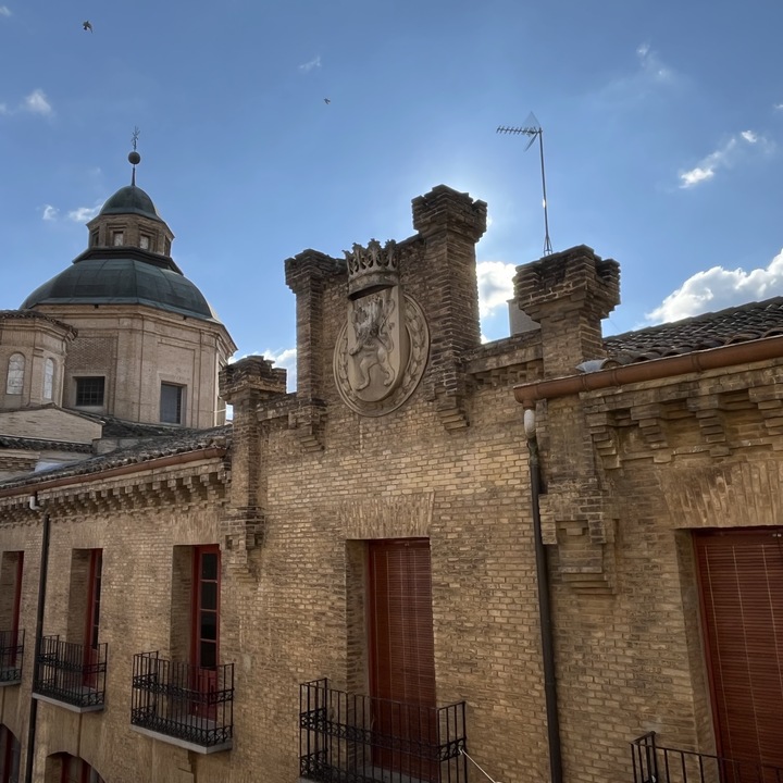 Vista de la torreta de la fachada de la calle Buen Pastor con el escudo de Zaragoza en piedra