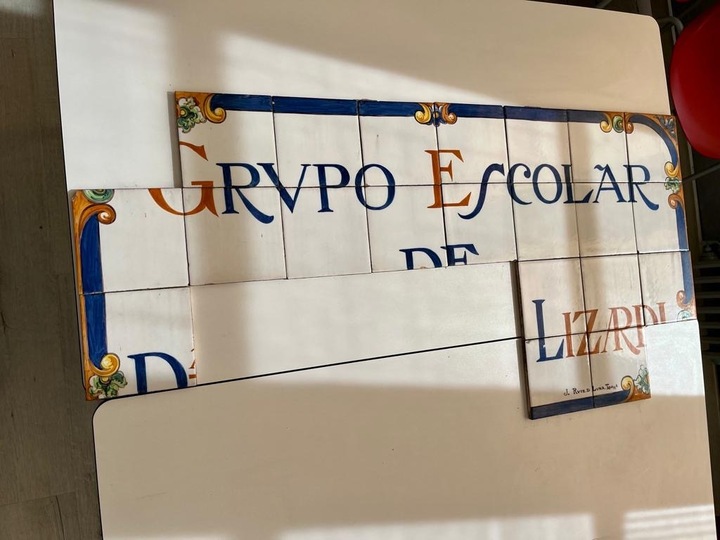 Letrero  de cerámica incompleto del Grupo Escolar de María Díaz Lizardi