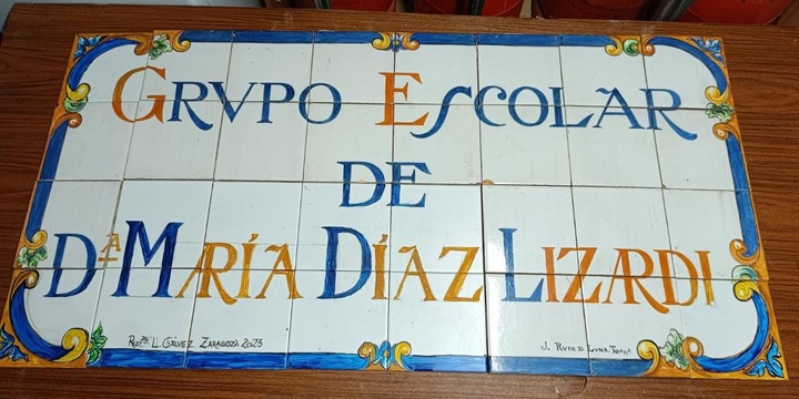 Letrero de cerámica del Grupo Escolar de Dña María Díaz Lizardi, en proceso de restauración por Luis Ángel Gálvez.